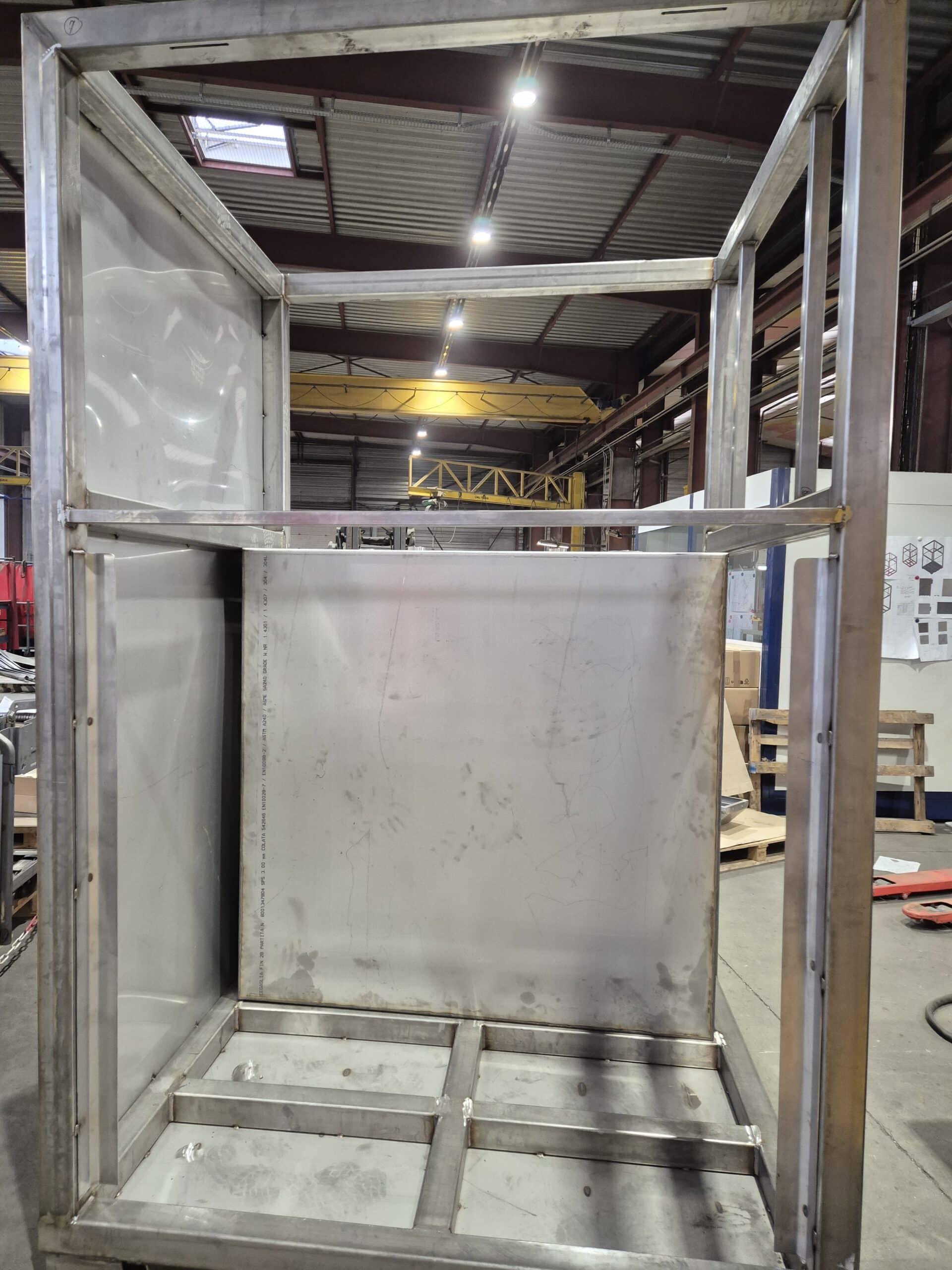 structure inox d'une cabine d'additivation en atelier