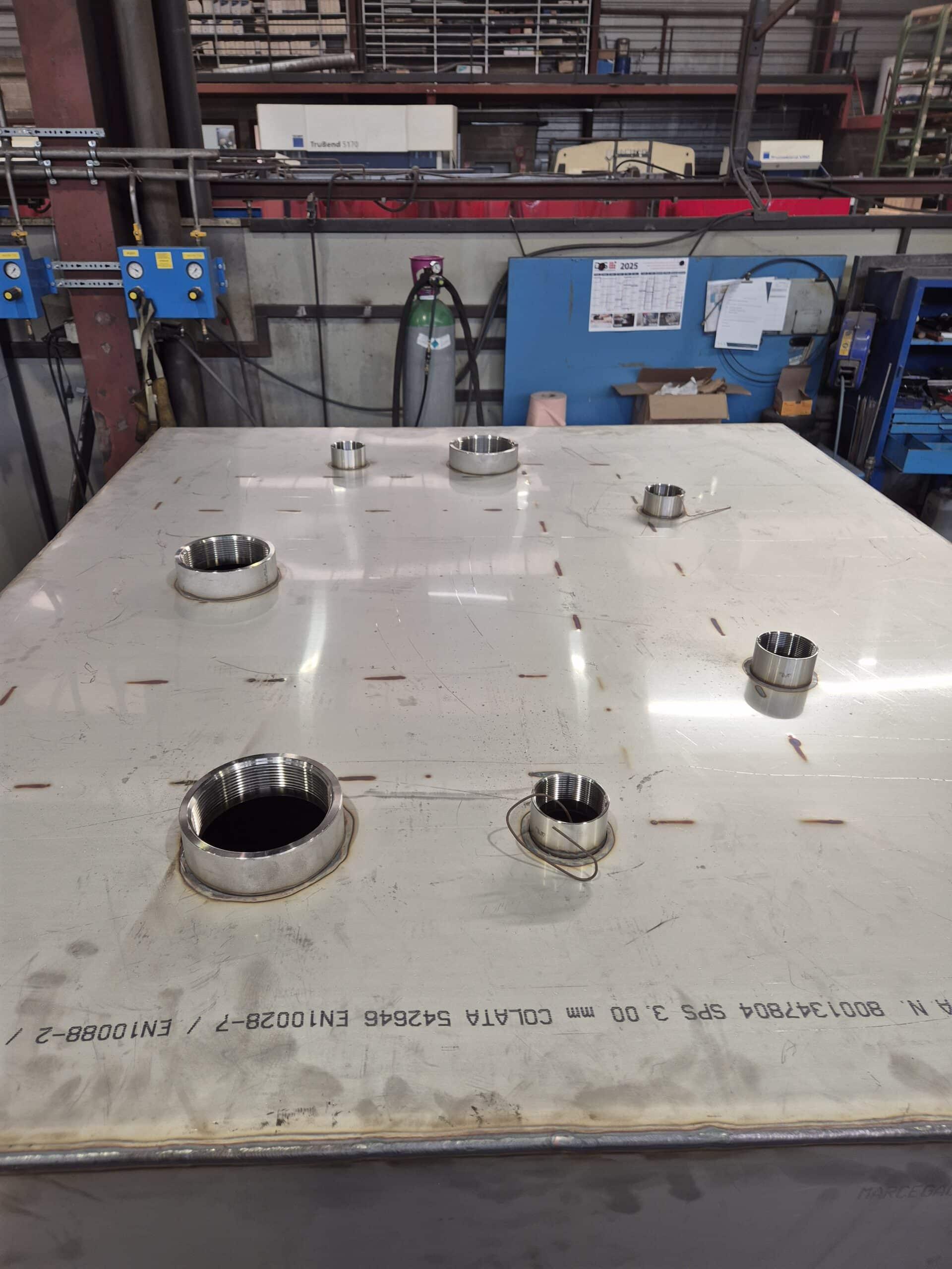 tôle inox découpée pour une cuve d'additivation chez artech